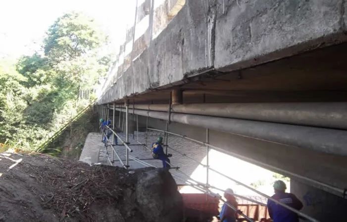 Equipe utilizando plataforma de acesso sob o tabuleiro do viaduto.